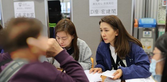 因應大埔居民所需,保良局向宏福苑每戶發放現金港幣15,000元「緊急援助金」,有領取現金的街坊讚揚本局行動迅速,以解他們燃眉之急。
