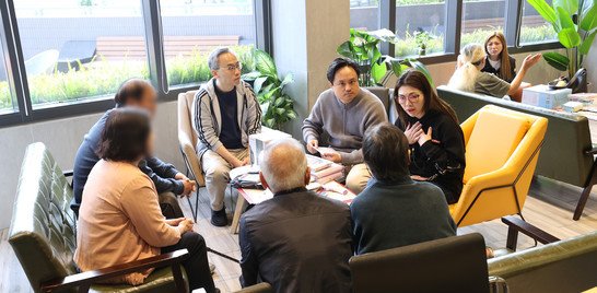 保良局李兆基青年綠洲為受影響居民提供臨時住宿，保良局主席何芷韻太平紳士聯同董事會成員及本局團隊探訪居民，送上誠摯慰問並了解居民需要。居民向本局送上感謝卡表達心意。