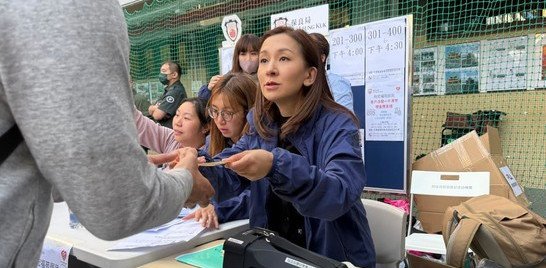 保良局在臨時庇護中心設立支援站,保良局主席何芷韻太平紳士及董事會成員聯同前線團隊,包括社工、該區屬校校長向居民派發應急錢及緊急物資。