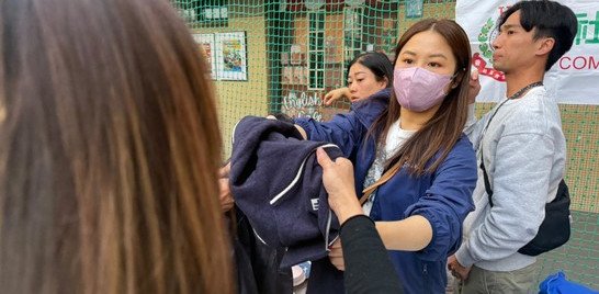 保良局在臨時庇護中心設立支援站,保良局主席何芷韻太平紳士及董事會成員聯同前線團隊,包括社工、該區屬校校長向居民派發應急錢及緊急物資。