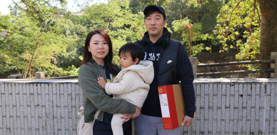 董事會成員及前線團隊向居民派發電腦,支援他們學習、工作及生活上的需要。