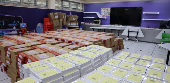 董事會成員及前線團隊向居民派發電腦,支援他們學習、工作及生活上的需要。