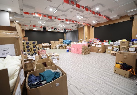 保良局李兆基青年綠洲為受影響居民提供臨時住宿，保良局主席何芷韻太平紳士聯同董事會成員及本局團隊探訪居民，送上誠摯慰問並了解居民需要。居民向本局送上感謝卡表達心意。