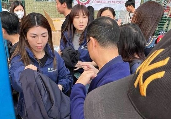 保良局在臨時庇護中心設立支援站,保良局主席何芷韻太平紳士及董事會成員聯同前線團隊,包括社工、該區屬校校長向居民派發應急錢及緊急物資。