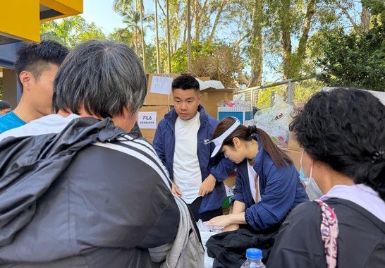 保良局在臨時庇護中心設立支援站,保良局主席何芷韻太平紳士及董事會成員聯同前線團隊,包括社工、該區屬校校長向居民派發應急錢及緊急物資。