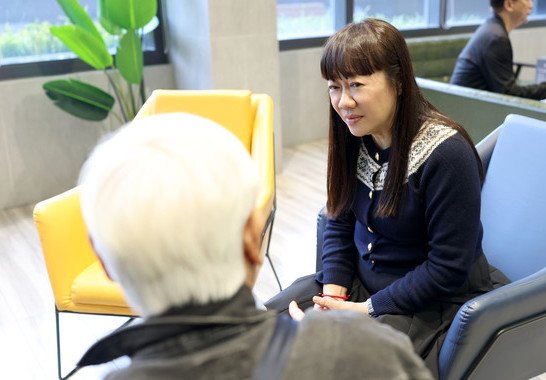 保良局李兆基青年綠洲為受影響居民提供臨時住宿,保良局主席何芷韻太平紳士聯同董事會成員及本局團隊探訪居民,送上誠摯慰問並了解居民需要。居民向本局送上感謝卡表達心意。