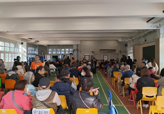 董事會成員及前線團隊向居民派發電腦,支援他們學習、工作及生活上的需要。