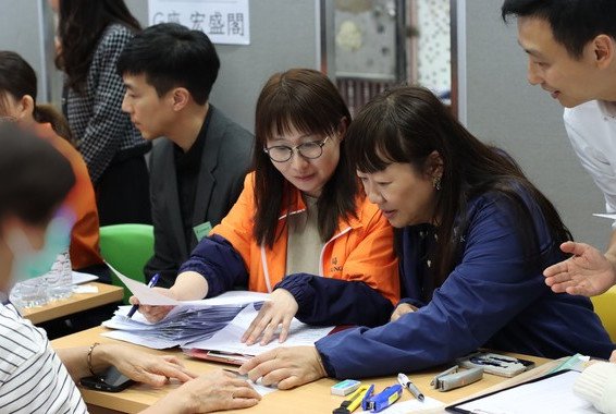 因應大埔居民所需,保良局向宏福苑每戶發放現金港幣15,000元「緊急援助金」,有領取現金的街坊讚揚本局行動迅速,以解他們燃眉之急。