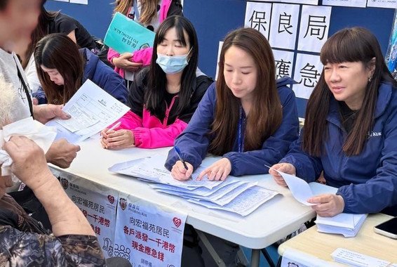 保良局在臨時庇護中心設立支援站,保良局主席何芷韻太平紳士及董事會成員聯同前線團隊,包括社工、該區屬校校長向居民派發應急錢及緊急物資。