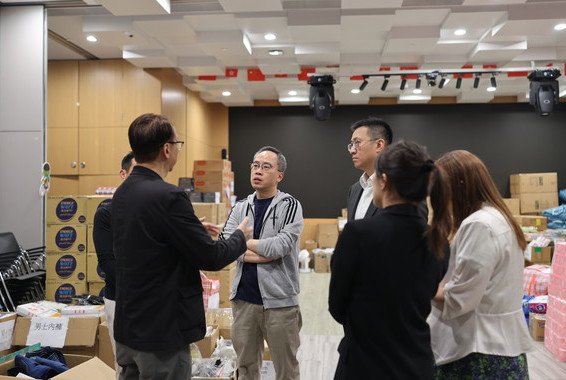 保良局李兆基青年綠洲為受影響居民提供臨時住宿，保良局主席何芷韻太平紳士聯同董事會成員及本局團隊探訪居民，送上誠摯慰問並了解居民需要。居民向本局送上感謝卡表達心意。