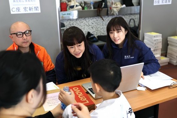 董事會成員及前線團隊向居民派發電腦,支援他們學習、工作及生活上的需要。