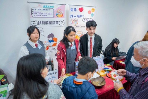 青年精神健康大使设计的互动工作坊吸引市民参与，透过游戏与创作学习情绪管理技巧。