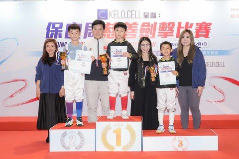 一眾得獎小劍手以及頒獎嘉賓在台上分享得獎喜悅。