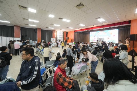 助養人與保良局住宿兒童見面相聚，場面溫馨。