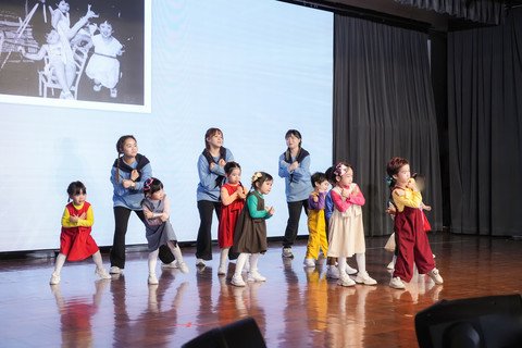 保良局住宿兒童在活動上表演歌舞，盡展才能。