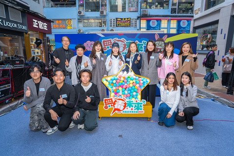 李祖兒保安局首席助理秘書長(禁毒)（後排右四）與蔣依莉海關助理關長(邊境及港口)（後排右三）、何芷韻保良局主席（後排左四）等一眾主禮團嘉賓，聯同學生禁毒大使主持啟動儀式。