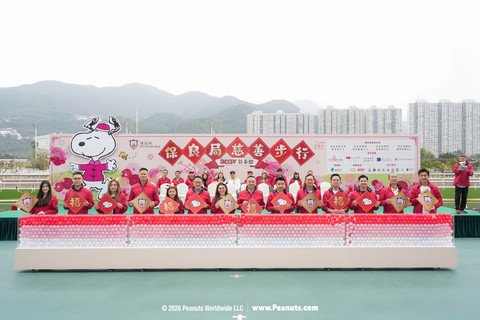 入境事务处处长郭俊峯先生, IDSM（右七）、海关关长陈子达先生, CDSM（左六）、警务处副处长（管理）陈俊燊先生, PDSM, PMSM（右五）、惩教署助理署长（人力资源）何国文先生（左四）、消防处署理助理处长（机构策略) 赵汝珏先生, FSMSM（右三）、沙田民政事务助理专员郑奕文先生（左二）、保良局主席何芷韵太平绅士（左七）及节目筹委会主席郭浩泉副主席（右六）、邓李璧莛总理（左五）、孟韦豪总理（右四）、汤陈筠霖总理（左三）、钻石赞助中银国际控股有限公司高健执行总裁(右二）、艺人黎诺懿先生（右一）及2025年度香港小姐冠军陈咏诗小姐（左一）为「保良局慈善步行」主持启动仪式。