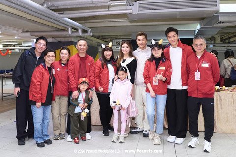 保良局谭毓桢副主席（左五）、钟伟棠总理（左四）、与艺人黎诺懿先生（右二）及步行活动参与艺人陈展鹏先生一家合照留念。