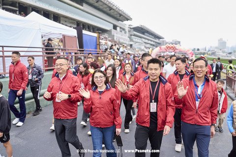 主礼团嘉宾带领参加者由沙田马场出发，身体力行为本局辖下逾300个服务单位筹募经费。