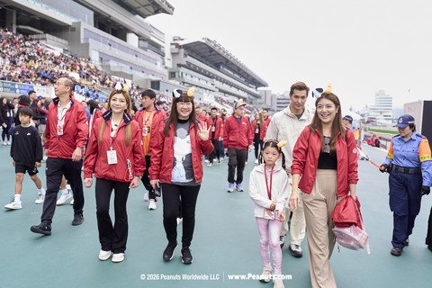 保良局董事会成员与现场参加者一起浩浩荡荡出发。