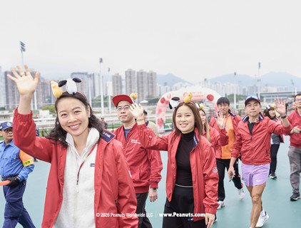 保良局董事会成员与现场参加者一起浩浩荡荡出发。