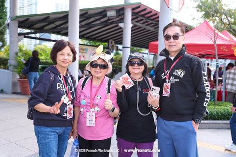 参加者佩戴Snoopy活动限量纪念发箍参与步行活动，乐在其中。