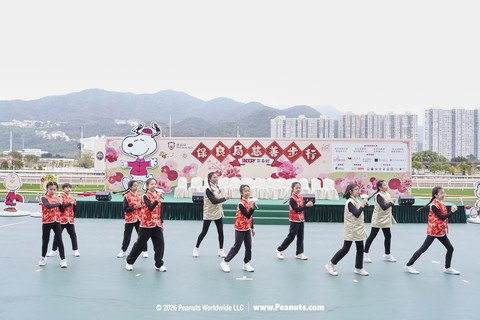 保良局属校学生以精彩的中国舞、合唱及双节棍表演带动全场气氛。