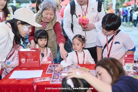 「保良爱心市集」现场人头涌涌，多个摊位均由保良局辖下服务单位所筹备，参加者与市民均乐在其中。