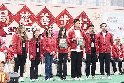 保良局主席何芷韵太平绅士（左三）联同节目筹委会主席郭浩泉副主席（右二）、邓李璧莛总理（左二）、孟韦豪总理（右一）及汤陈筠霖总理（左一）代表保良局致送纪念品予演艺嘉宾黎诺懿先生（右三）及陈咏诗小姐（中）。