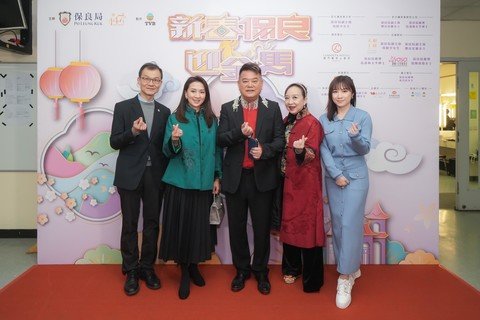 保良局董事会成员及管理层与演艺嘉宾陈百祥「阿叻」伉俪合照。