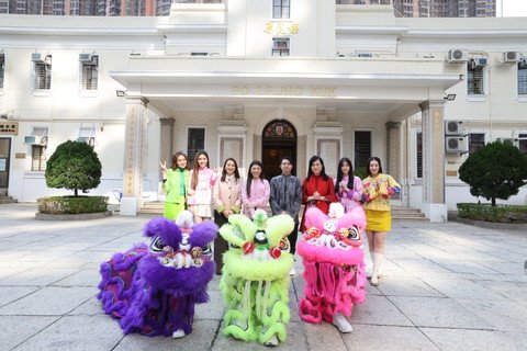 保良局主席何芷韵太平绅士（左四）；副主席邓宣宏雁女士（左三）、何猷亨先生(右四)；总理伍頴梅太平绅士(右三)；艺人宋宛颖（左二）、关嘉敏（左一）、曾文心(右一) 及刘芷君（右二），於保良局总局为新春节目拍摄贺年MV。