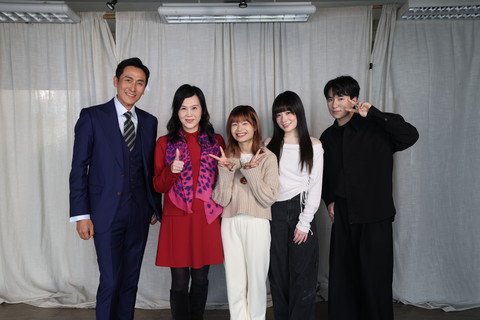 保良局总理伍頴梅太平绅士（左二）、艺人马德钟（左一）、《声秀》柯雨霏（右二）及胡子贝（右一）到访保良局曹贵子动感青年天地，参与新春节目外景拍摄。