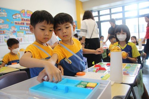 保良局「幼小同盟」机械人解难活动於去年8月至11月为属下小学及幼稚园教师与学生举行培训活动，让他们学习操作不插电编程机械人。