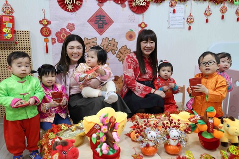 保良局主席何芷韻太平紳士（左）及副主席譚毓楨博士（右）到保良局家舍探訪住宿兒童，分享喜悅及祝福。