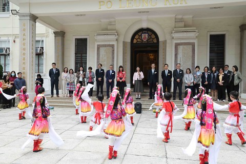 保良局屬下幼稚園學生於團拜活動上表演，向各界拜年。