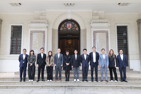 （Chinese Only）保良局丙午年部份董事會成員於保良局中座合照。包括主席譚毓楨博士（左六）；副主席何猷亨先生（右六）、林承毅先生（左五）、郭浩泉先生（右五）及何許頴嘉女士（左四）；以及總理陳思暐先生（右四）、孟韋豪先生（左三）、梁鈞滺先生（右三）、張馨玲女士, MH（左二）、湯陳筠霖女士（右二）、嚴子諭先生（左一）及司徒立先生（右一）。