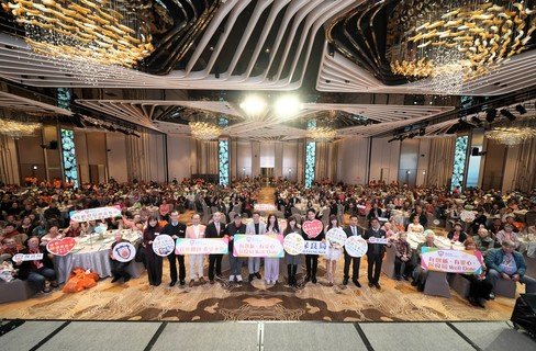 一众嘉宾与全场近700名长者及照顾者合照。