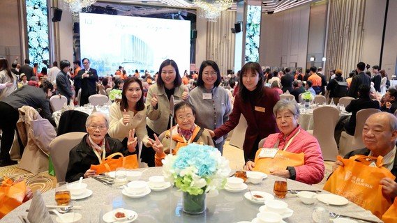 在场长者们收到丰富的福袋，脸上洋溢著满足的笑容，场面温馨。