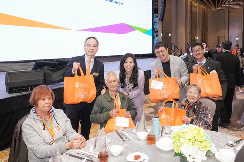 主礼人劳工及福利局副局长何启明先生, JP(右二)、活动伙伴富豪酒店国际集团副主席兼董事总经理罗宝文女士(左二)及节目筹委会主席暨保良局副主席林承毅先生(左一)向在场长者派发福袋，送上诚挚关怀与祝福。