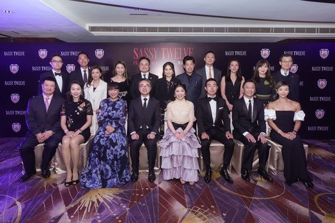 主礼嘉宾教育局副局长施俊辉博士, JP(前排左四)联同保良局主席何芷韵太平绅士(前排右四)、副主席谭毓桢博士(前排左三)、总理梁钧滺先生(前排右三)、总理顾晓楠女士 (前排左二)、总理钟伟棠先生 (前排右二)、总理何许頴嘉女士 (后排中)、总理颜肇臻先生 (后排左五)、总理陈思暐先生 (后排右四)、总理邓李璧莛女士 (后排左三)、总理孟韦豪先生 (后排左一)、总理张馨玲女士, MH(后排右二)、与保良局董事会成员伉俪及管理层合照留念。