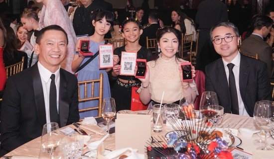 晚会期间举办了慈善义卖环节，义卖品由本局钟伟棠总理(左一)亲自设计及制作，象徵璀璨星光的星形颈链及耳环，吸引在场善心人士踊跃支持。