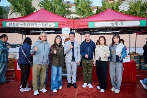 保良局董事会成员及管理层与两位主礼嘉宾合照。