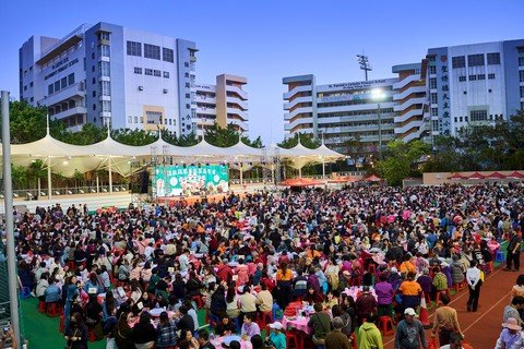 今年活动盛况空前，筵开逾330席，超过4,000位善长及受惠人士齐聚一堂，享用热腾腾的盆菜。