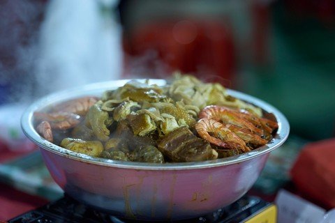 今年活动盛况空前，筵开逾330席，超过4,000位善长及受惠人士齐聚一堂，享用热腾腾的盆菜。