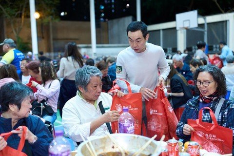 保良局一众主礼团嘉宾及管理层特别亲手派发福袋予盆菜嘉年华现场参与者。