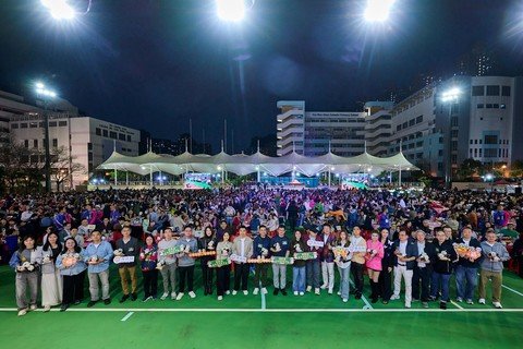 主礼团嘉宾与现场逾4,000位善长合照。