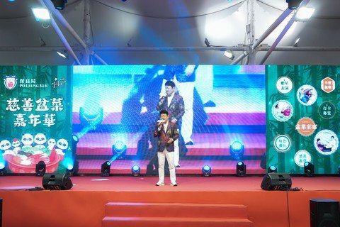 何国材大唱经典金曲，将现场气氛推至高峰。