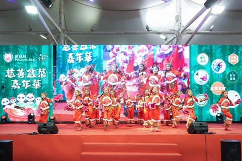 保良局属下学校及单位於活动当晚进行舞龙及舞蹈表演，为现场增添热闹气氛。