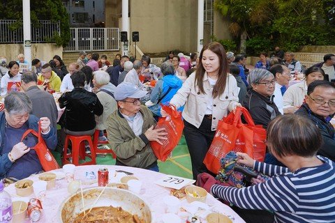 保良局一众主礼团嘉宾及管理层特别亲手派发福袋予盆菜嘉年华现场参与者。