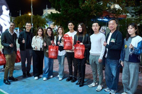 保良局一众主礼团嘉宾及管理层特别亲手派发福袋予盆菜嘉年华现场参与者。